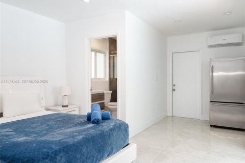 House in Miami, Florida 5 bedrooms, 228.08 sq.m. № 2257655 - photo 9