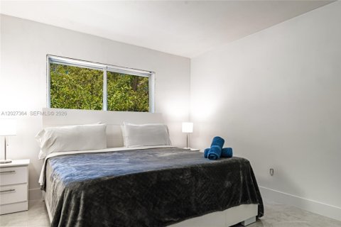 House in Miami, Florida 5 bedrooms, 228.08 sq.m. № 2257655 - photo 11