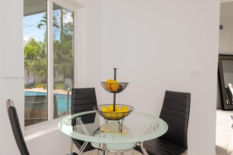 House in Miami, Florida 5 bedrooms, 228.08 sq.m. № 2257655 - photo 21