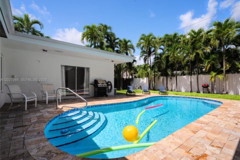 House in Miami, Florida 5 bedrooms, 228.08 sq.m. № 2257655 - photo 18