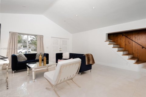 House in Miami, Florida 5 bedrooms, 228.08 sq.m. № 2257655 - photo 3