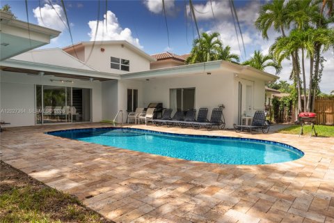 House in Miami, Florida 5 bedrooms, 228.08 sq.m. № 2257655 - photo 2