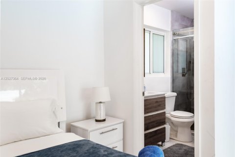 House in Miami, Florida 5 bedrooms, 228.08 sq.m. № 2257655 - photo 7