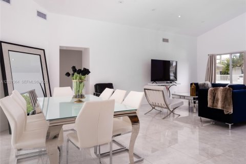 House in Miami, Florida 5 bedrooms, 228.08 sq.m. № 2257655 - photo 4