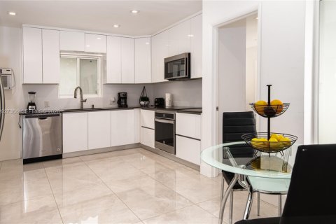 House in Miami, Florida 5 bedrooms, 228.08 sq.m. № 2257655 - photo 5