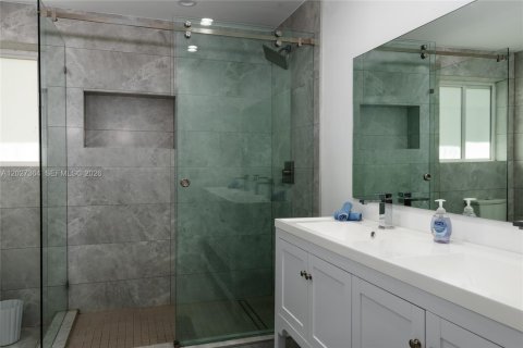House in Miami, Florida 5 bedrooms, 228.08 sq.m. № 2257655 - photo 8