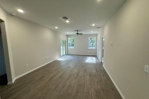 House in Eustis, Florida 3 bedrooms, 149.02 sq.m. № 2111900 - photo 4