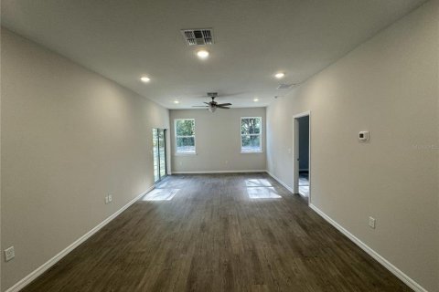 House in Eustis, Florida 3 bedrooms, 149.02 sq.m. № 2111900 - photo 5
