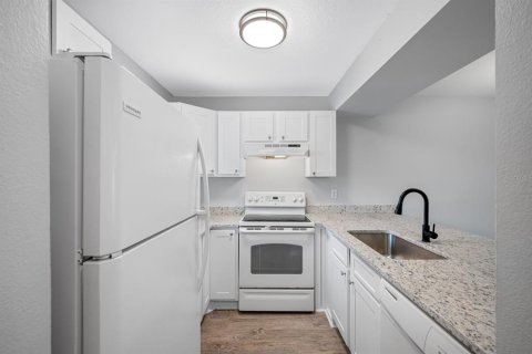 Appartement à louer à Zephyrhills, Floride: 2 chambres, 81.38 m2 № 2413992 - photo 4