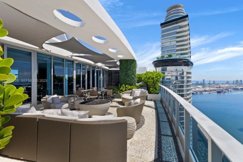 Condo in Miami, Florida, 3 bedrooms  № 1991995 - photo 1