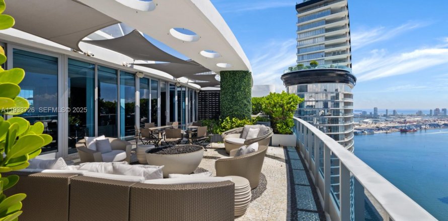 Condo in Miami, Florida, 3 bedrooms  № 1991995