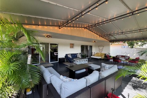 House in Miami, Florida 3 bedrooms, 161 sq.m. № 2042033 - photo 6