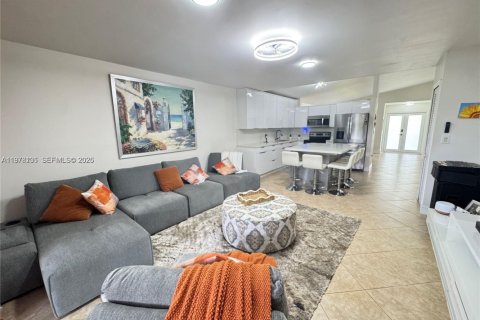 House in Miami, Florida 3 bedrooms, 161 sq.m. № 2042033 - photo 3