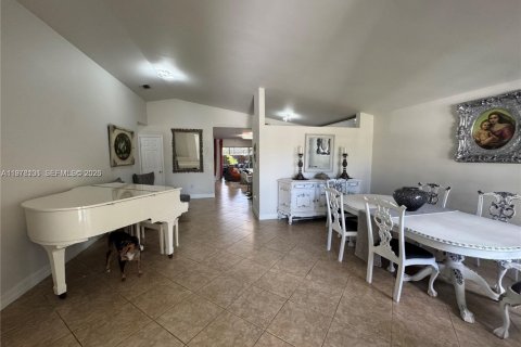 House in Miami, Florida 3 bedrooms, 161 sq.m. № 2042033 - photo 4