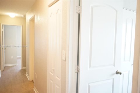 Condo in Miami, Florida, 4 bedrooms  № 2057977 - photo 24