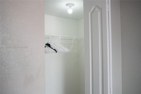 Condo in Miami, Florida, 4 bedrooms  № 2057977 - photo 29