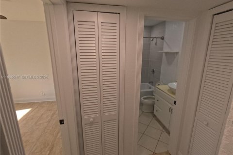 Купить кондоминиум в Форт-Лодердейл, Флорида 3 спальни, 95.88м2, № 2088696 - фото 16