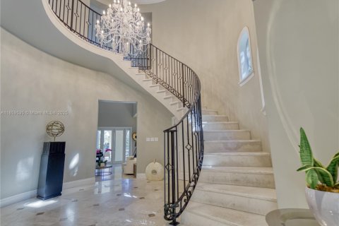 House in Coral Gables, Florida 5 bedrooms, 505.2 sq.m. № 1887981 - photo 3