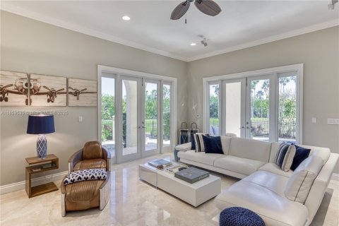 House in Coral Gables, Florida 5 bedrooms, 505.2 sq.m. № 1887981 - photo 8