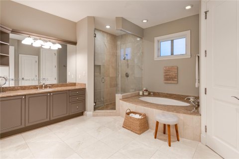 House in Coral Gables, Florida 5 bedrooms, 505.2 sq.m. № 1887981 - photo 23