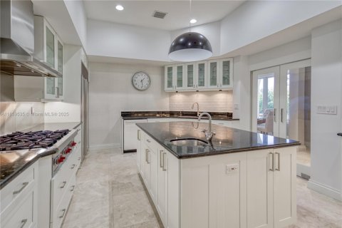 House in Coral Gables, Florida 5 bedrooms, 505.2 sq.m. № 1887981 - photo 10