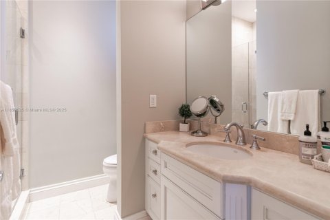 House in Coral Gables, Florida 5 bedrooms, 505.2 sq.m. № 1887981 - photo 21
