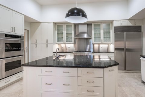 House in Coral Gables, Florida 5 bedrooms, 505.2 sq.m. № 1887981 - photo 9