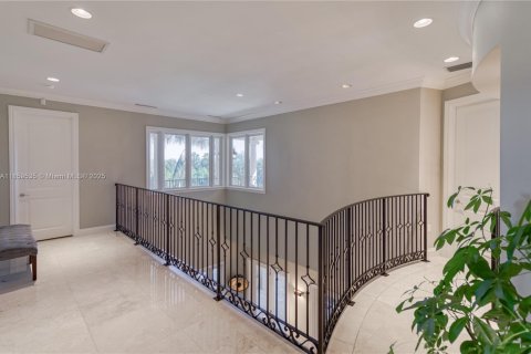 House in Coral Gables, Florida 5 bedrooms, 505.2 sq.m. № 1887981 - photo 16
