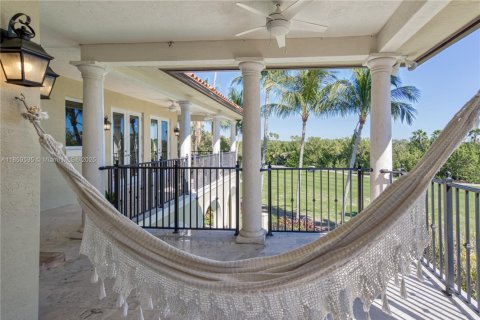 House in Coral Gables, Florida 5 bedrooms, 505.2 sq.m. № 1887981 - photo 13
