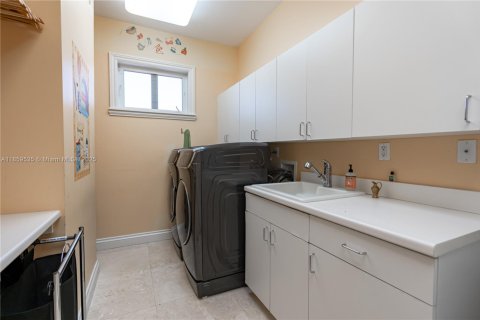House in Coral Gables, Florida 5 bedrooms, 505.2 sq.m. № 1887981 - photo 25