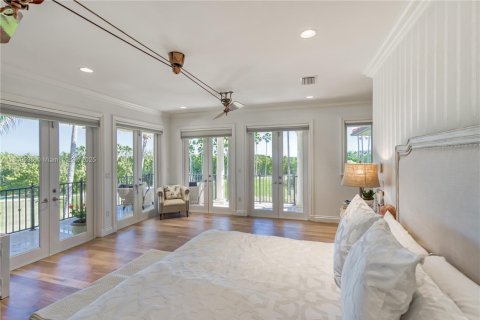 House in Coral Gables, Florida 5 bedrooms, 505.2 sq.m. № 1887981 - photo 17