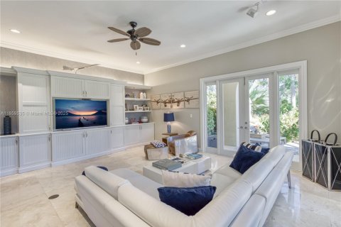 House in Coral Gables, Florida 5 bedrooms, 505.2 sq.m. № 1887981 - photo 7