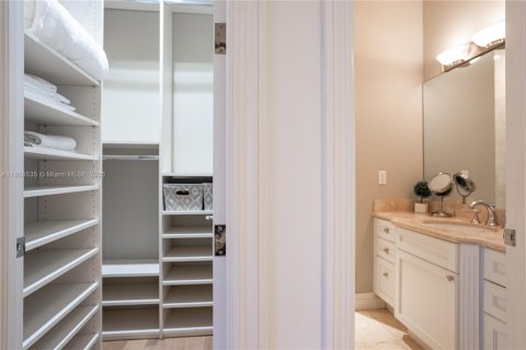 House in Coral Gables, Florida 5 bedrooms, 505.2 sq.m. № 1887981 - photo 22