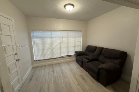 Propiedad comercial en venta en Miami, Florida, 134.24 m2 № 1984157 - foto 6