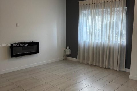 Снять в аренду таунхаус в Флорида-Сити, Флорида 3 спальни, 136.01м2, № 2048556 - фото 4