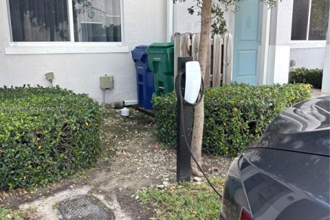 Снять в аренду таунхаус в Флорида-Сити, Флорида 3 спальни, 136.01м2, № 2048556 - фото 2