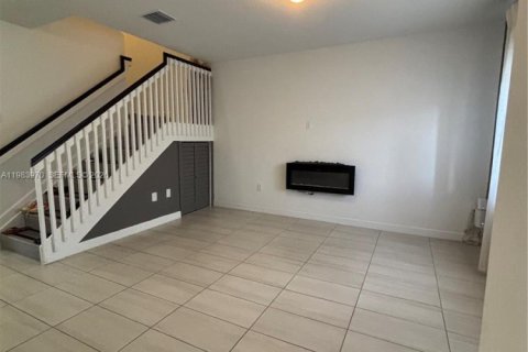 Снять в аренду таунхаус в Флорида-Сити, Флорида 3 спальни, 136.01м2, № 2048556 - фото 3