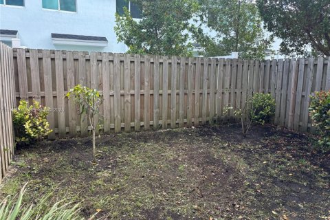 Снять в аренду таунхаус в Флорида-Сити, Флорида 3 спальни, 136.01м2, № 2048556 - фото 18