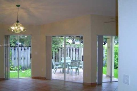 Casa en venta en Doral, Florida, 3 dormitorios, 98.85 m2 № 1809051 - foto 2