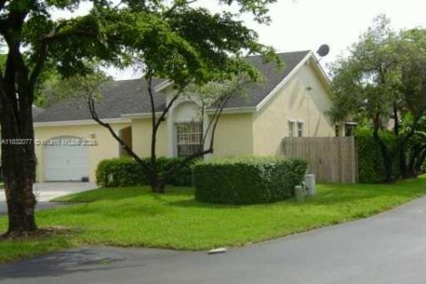 Casa en venta en Doral, Florida, 3 dormitorios, 98.85 m2 № 1809051 - foto 1