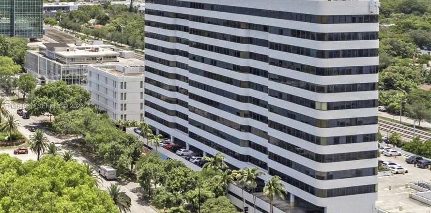 Commercial property in Miami, Florida № 2027055