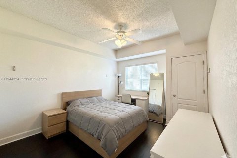 Condo in South Miami, Florida, 2 bedrooms № 2001524 - photo 9