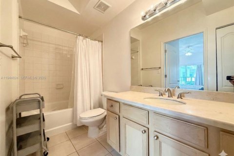 Condo in South Miami, Florida, 2 bedrooms № 2001524 - photo 6