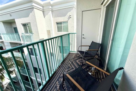 Condo in South Miami, Florida, 2 bedrooms № 2001524 - photo 12