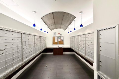 Condo in South Miami, Florida, 2 bedrooms № 2001524 - photo 17