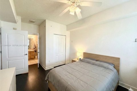 Condo in South Miami, Florida, 2 bedrooms № 2001524 - photo 8