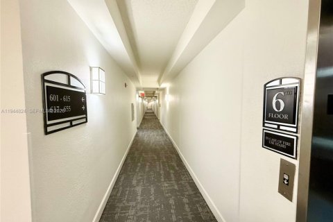 Condo in South Miami, Florida, 2 bedrooms № 2001524 - photo 19