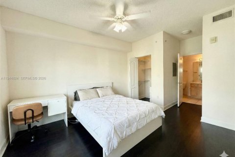 Condo in South Miami, Florida, 2 bedrooms № 2001524 - photo 5