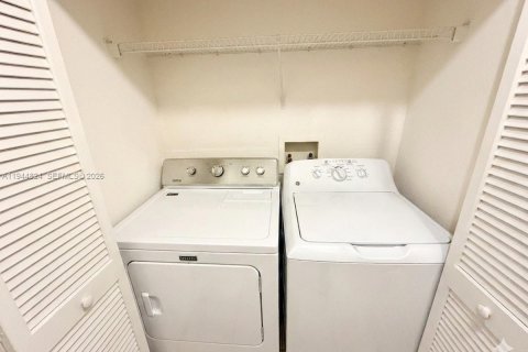 Condo in South Miami, Florida, 2 bedrooms № 2001524 - photo 4