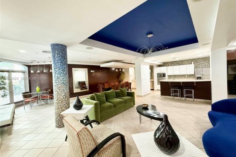 Condo in South Miami, Florida, 2 bedrooms № 2001524 - photo 13